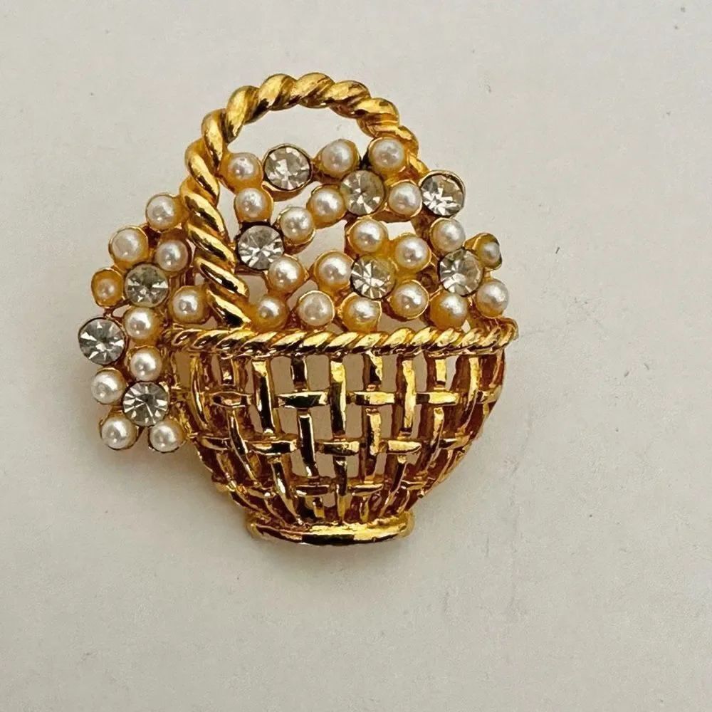 Gold tone faux pearl and rhinestone small brooch